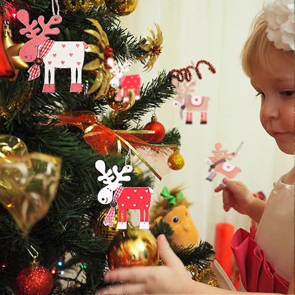 Julepynt i tre formet som reinsdyr til juletreet med rutete skjerf A
