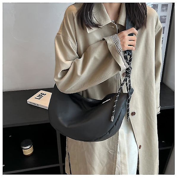 Avslappnad och mångsidig damväska populär populär crossbody väska trendig ensidig dumplingsväska（svart）