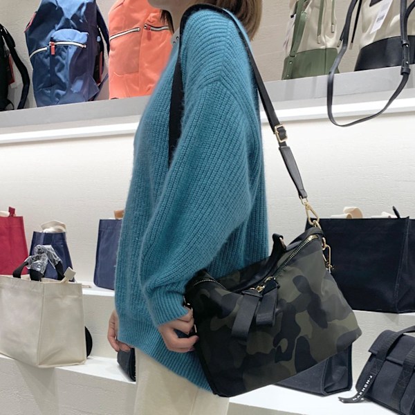 Kvinnors casual nylon handväska vattentät rese shopping axelväska utsökt present till damer födelsedag（kamouflage）