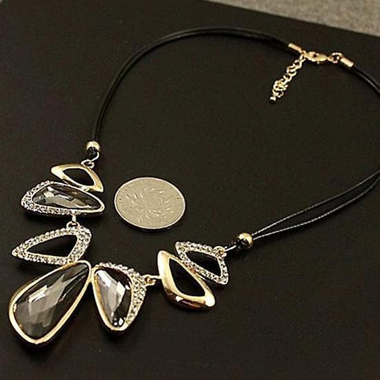 Kvinnors mode lyx ihålig geometrisk hänge berlock dropp halsband（Svart）