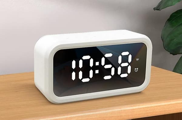 Uppladdningsbar väckarklocka Bluetooth-högtalarradio Spegel Två uppsättningar av väckarklocka Stöder en mängd olika plugin-kort