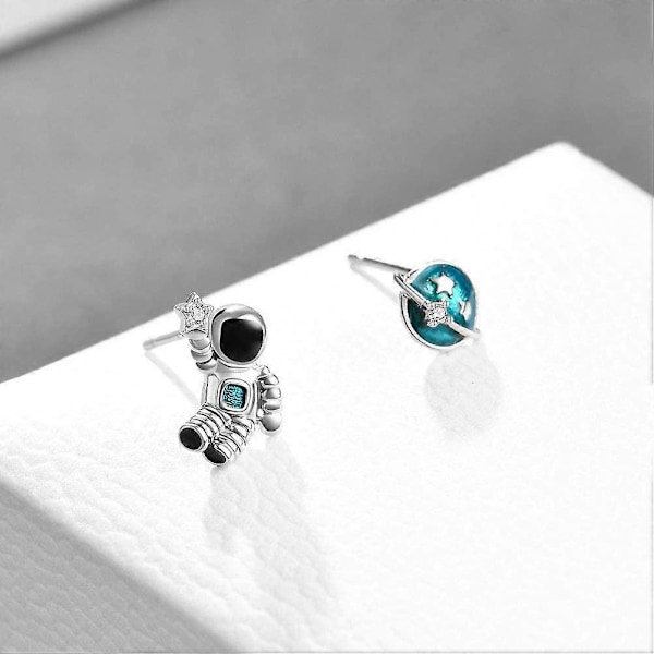 925 Sterling Silver Emalj Astronaut Jord Stjärna Asymmetriska Örhängen Dam Spaceman Örhängen Födelsedagspresent Silver astronaut -