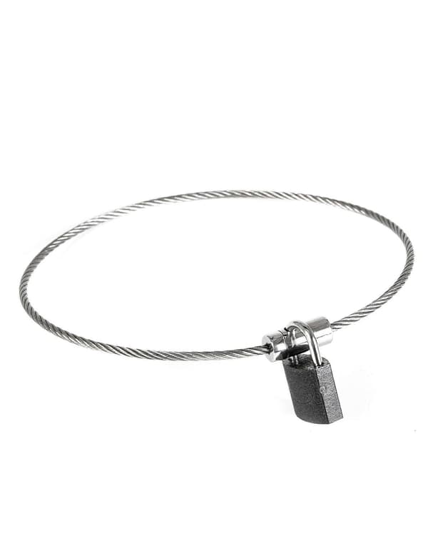 Halsband med vajer och hänglås