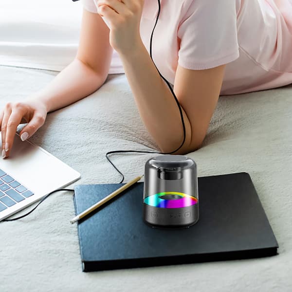 Mini bärbar Bluetooth-högtalare med LED-ljus（Fri storlek，Svart）