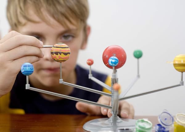 Solsystem til børn, astronomi solsystem model kit, planetarium projektor stamme legetøj med 8 planeter rumlegetøj
