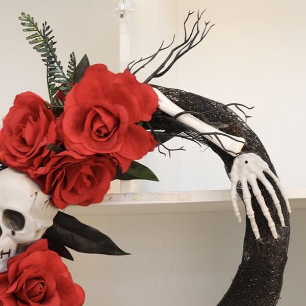 Halloween Vedhæng - Rattan Cirkel Dekoration - Sorte og Guld Roser