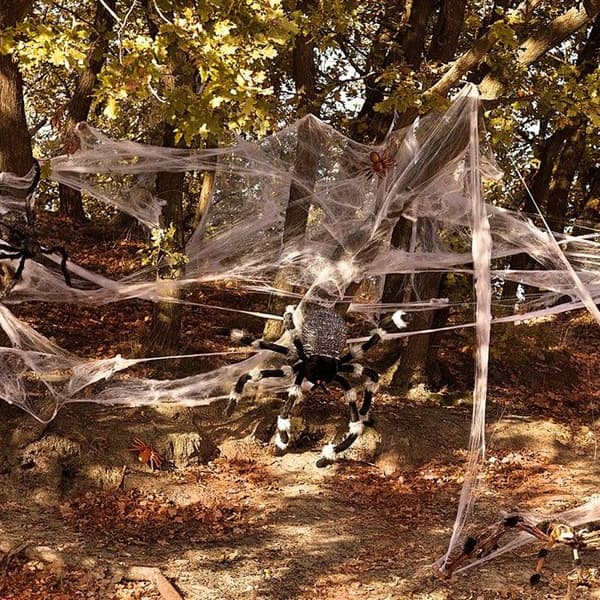 Halloween dekorativt spindelvev - 20g - Hvitt - Med 3 plastedderkopper - Festdekorasjon