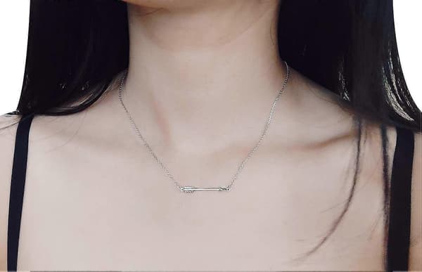 Silver Sideways Hängsmycke Halsband Pil Design Halsband för Kvinnor Män