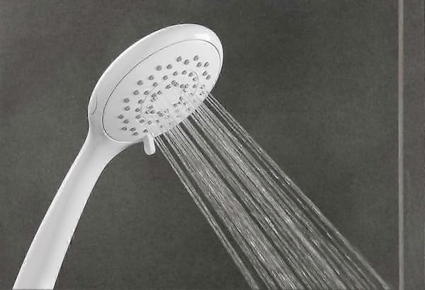 Hvitt dusjhode kompatibelt med baderom og kjøkkenområde