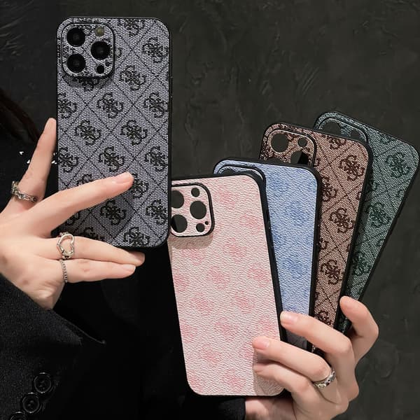 Guess 4G Charms Deksel og Beskyttelse for iPhone 13 Pro Max - Brun