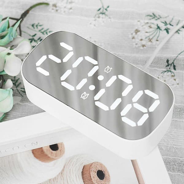 Elektronisk klokke med hvitt LED digitalt display