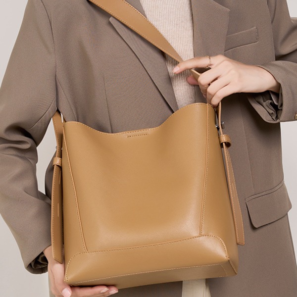 Solidfarget Lærbøtteveske med Justerbar Stropp for Kvinner Salt card color About 25*11*26cm