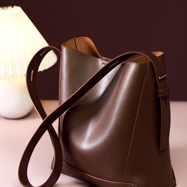 Kahvinvärinen nahkainen ämpäri-tote-laukku taskulla ja magneettilukolla naisille coffee color About 25*11*26cm
