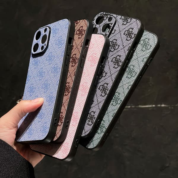 Guess 4G Charms Kuori & Suoja iPhone 13 Pro Max - Ruskea