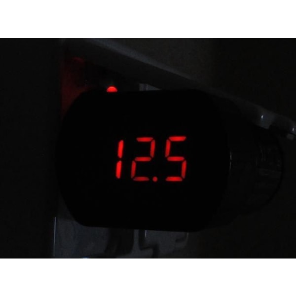 Voltmeter for bil - Sigarettuttak black