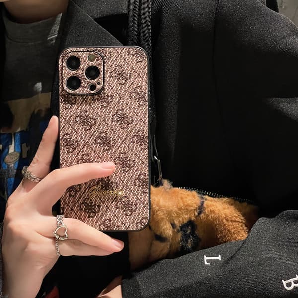 Guess 4G Charms Deksel og Beskyttelse for iPhone 13 Pro Max - Brun