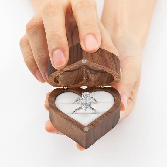 Ringask - 1 styck - Ringpresentationsask - Trä - Hjärtformad - Smyckesask - Lämplig för frierier, förlovningar, bröllop - Vit (Ringar ingår ej)