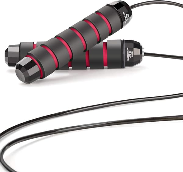 This jump rope has ball bearings, a quickly adjustable cable, and 15 cm memory foam handles, making it ideal for cardio training.
