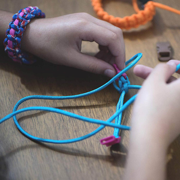 Gör-det-själv-armband i paracord med armbandsskapare, spännen, flätning och vävning, gör-det-själv-hantverksverktygssats