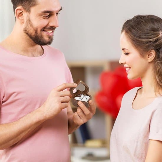 Ringask - 1 styck - Ringpresentationsask - Trä - Hjärtformad - Smyckesask - Lämplig för frierier, förlovningar, bröllop - Vit (Ringar ingår ej)