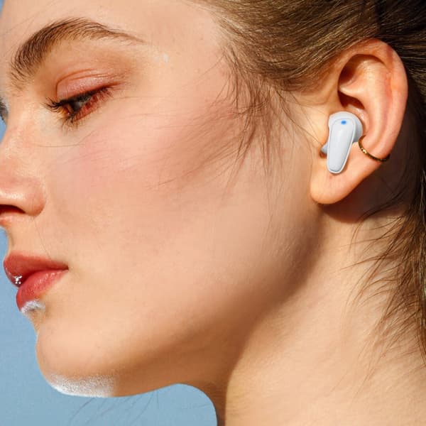 Høreapparat i øreproppform, forsterker lyd, gir klar lydkvalitet, er oppladbart (ingen Bluetooth-funksjon).