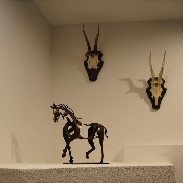 Modern och abstrakt handgjord hästskulptur, svart