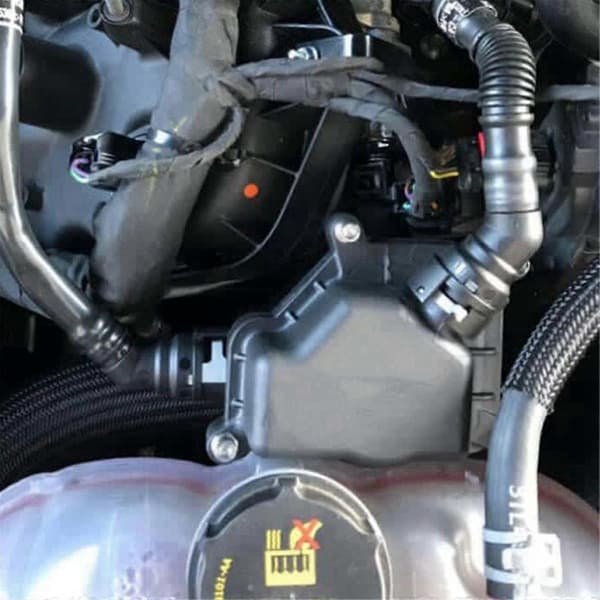 M-6766-A50A Bilolie-luftudskiller passer til GT Performance RH Engine 2018-2023 M6766A50