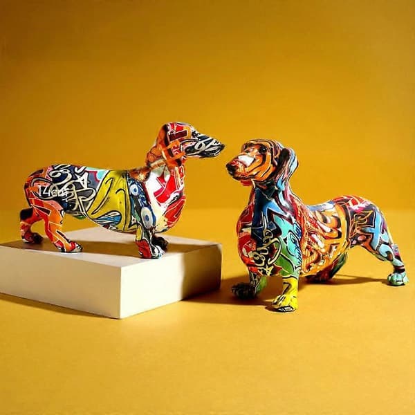 Farverig hundestatue