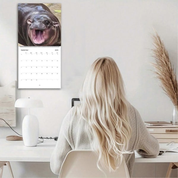 Moo Deng Hippo 2025 -kalenteri 12 kuukautta Kääpiövirtahevon seinäkalenteri Ripustettava kuukausittainen kalenteri aikatauluttamiseen, järjestämiseen ja suunnitteluun