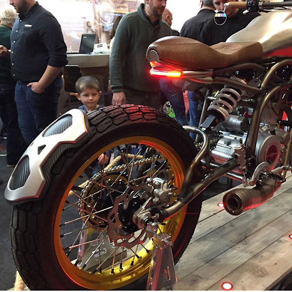 1 kpl Moottoripyörän Punainen Keltainen Värimuutos LED Scrambler Jarrut Perävalo Vilkku Rekisterikilven Valo Bobber Cafe Racerille