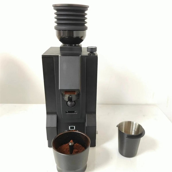 Eureka-kahvipapumyllyn kerta-annossäiliölle ja palkeille kahvimyllylle papusäiliön puhalluspuhdistus
