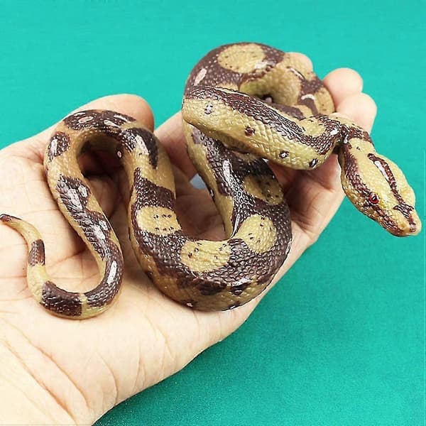 Korkean simulaation Python-mallilelu, iso realistinen käärme, Halloween-pilailu