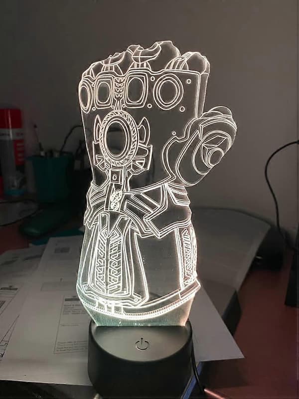 SBSG Infinity Gauntlet lampe 3D illusjon nattlys, fjernkontroll bordlamper