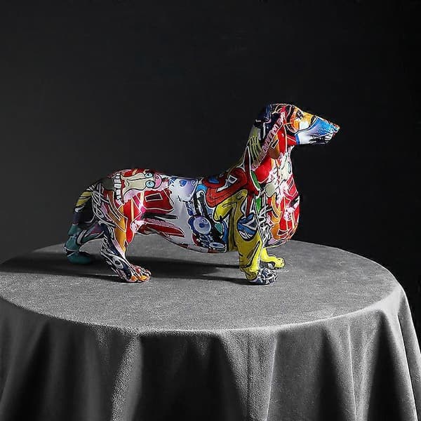 Farverig hundestatue