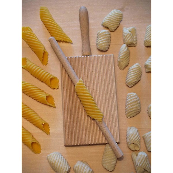 Gnocchi av trä med köksredskapstillbehör, köksbräda av trä, pastabräda
