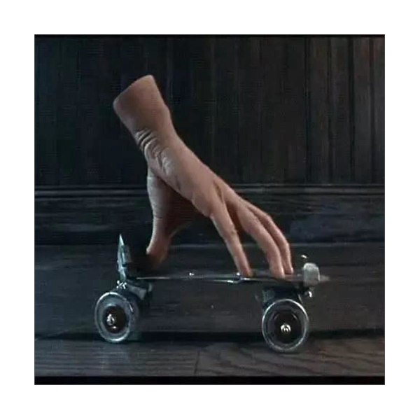 Onsdag Addams Familjens Sak Handrekvisita Skrämmande Onsdag Cosplay Hand Onsdag Addams Dekoration