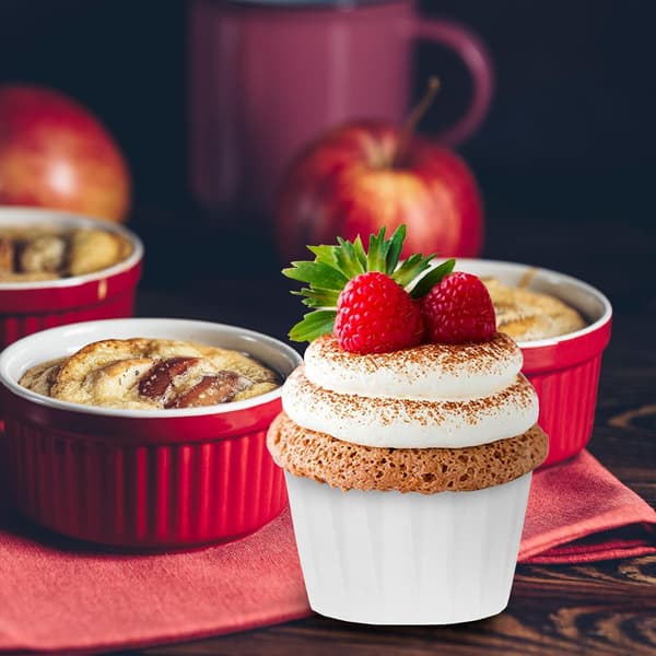 50 vita muffinsformar i papper med rullad kant och tecknat tryck