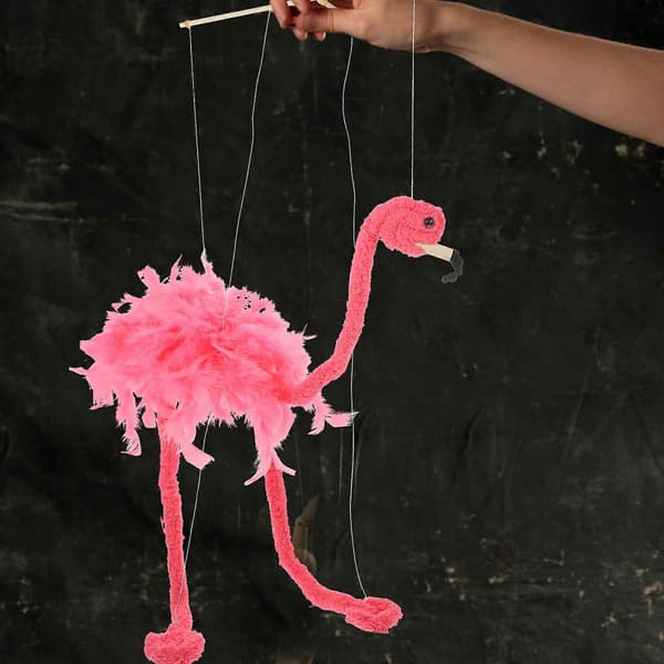 Flamingo-käsinukke pehmolelu interaktiiviseen leikkiin