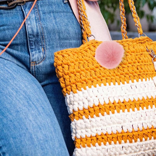 30 st rosa fluffiga pompom-bollar i fuskpäls med elastisk ögla för pyssel, mössor, skor, halsdukar, handskar och väskor