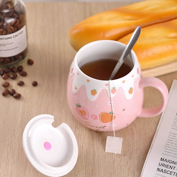 Vaaleanpunainen naisten kahvikuppi, mansikka-aiheinen korealaistyylinen ihana keraaminen aamiaiskuppi kannella ja lusikalla 450 ml / 15 oz, vaaleanpunainen A