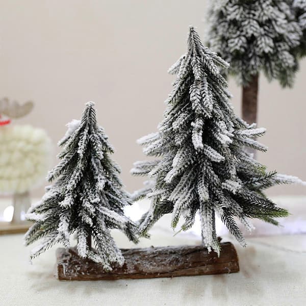 Julgran med säckväv och flockning, konstgjorda träd, snöscensarrangemang