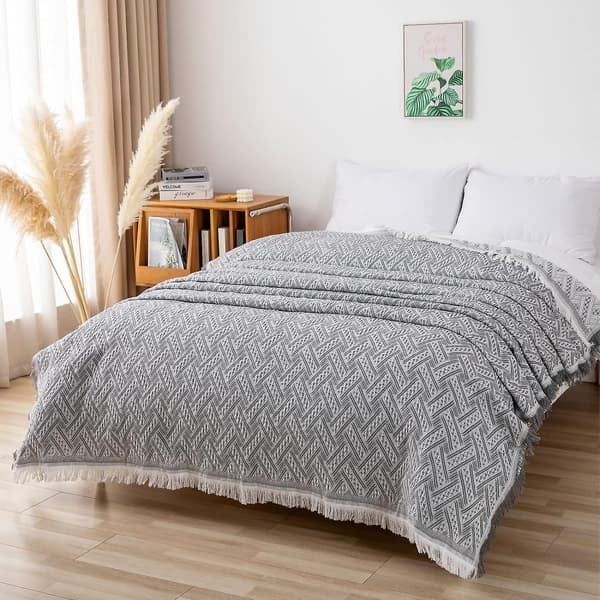 Multifunksjonelt sengeteppe eller sofateppe, grått og hvitt sammenvevd sofateppe med dusker 180 x 230 cm grå + hvit