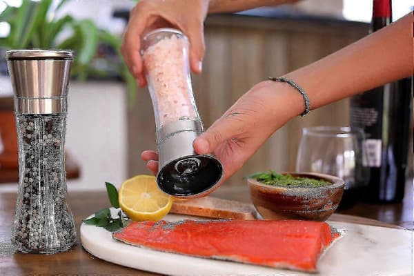 Sæt med salt- og peberkværn i rustfrit stål med stativ