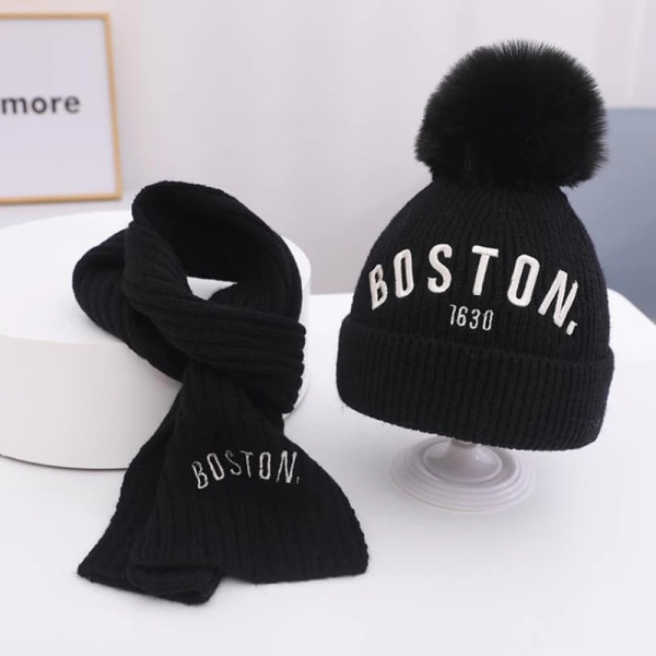 2023 Baby Kids Beanie Set Boston Letters Big Fur Ball 2 st Pojkar Flickor Vinter Villus Hat Scarf Set För 3 till 8 år black