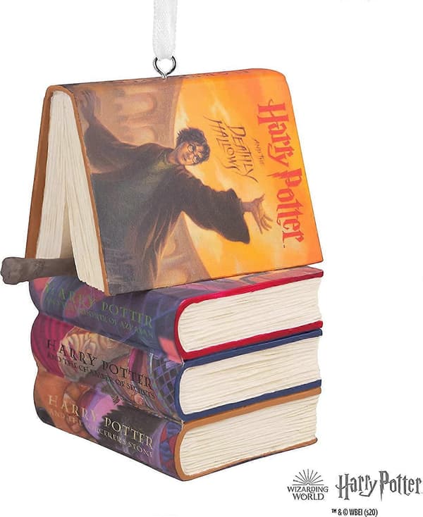 Hallmark Harry Potter Staplade Böcker med Trollstav Julgransprydnad, 5,66 x 6,99 x 5,79 cm