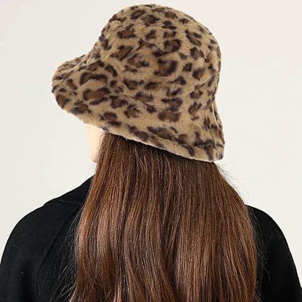 Vinterhue med leopardprint, lavet af tyk, luftig uld.