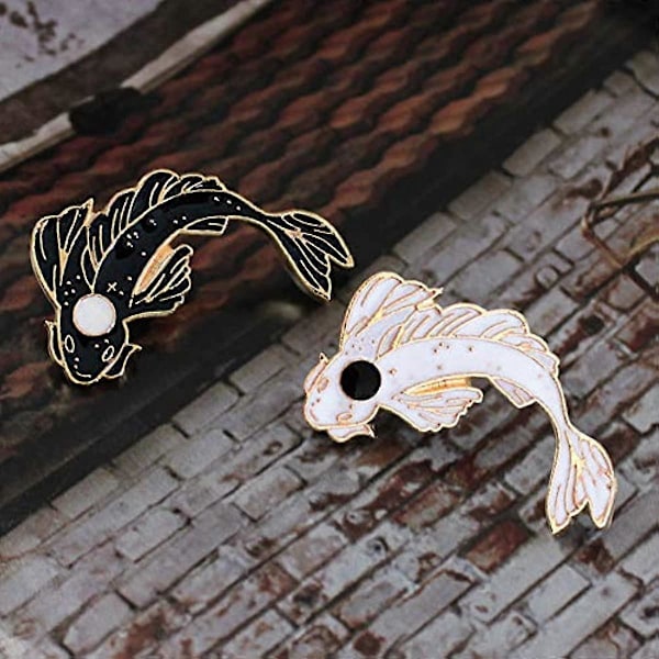 2-pack Fisk Slag Pins Tecknad Koi Emalj Brosch Pin Tai Chi Märken Svart Vit Färg