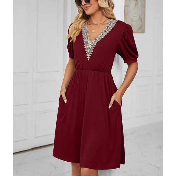 Klänning med spetsdetaljer, puffärm, sidfickor, V-ringning, fashionabel, elegant, kort damklänning