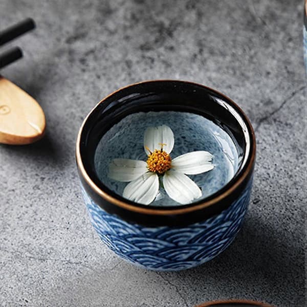 Set med 4 japanska sakekoppar i keramik, traditionella glaserade tekoppar
