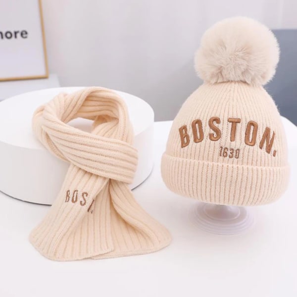 2023 Baby Kids Beanie Set Boston Letters Big Fur Ball 2 st Pojkar Flickor Vinter Villus Hat Scarf Set För 3 till 8 år Beige